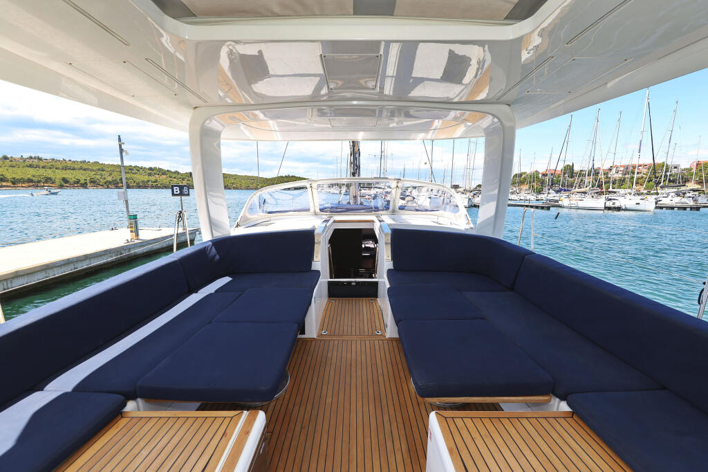 Sailing yacht 