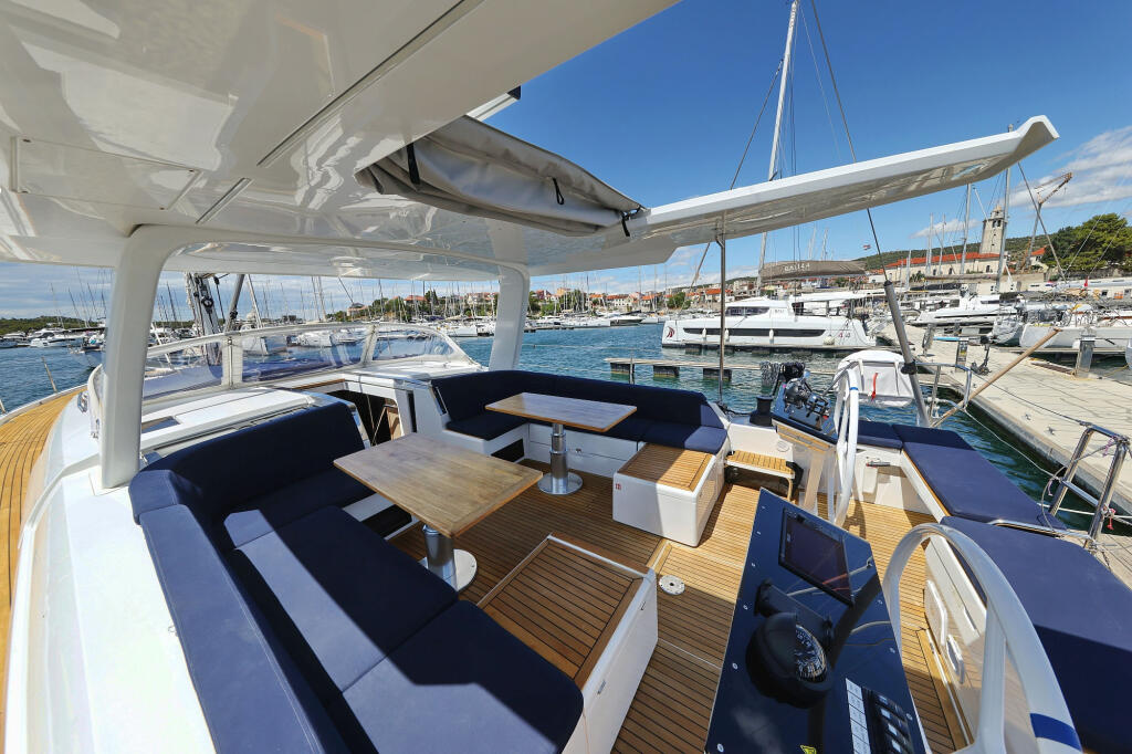 Sailing yacht 