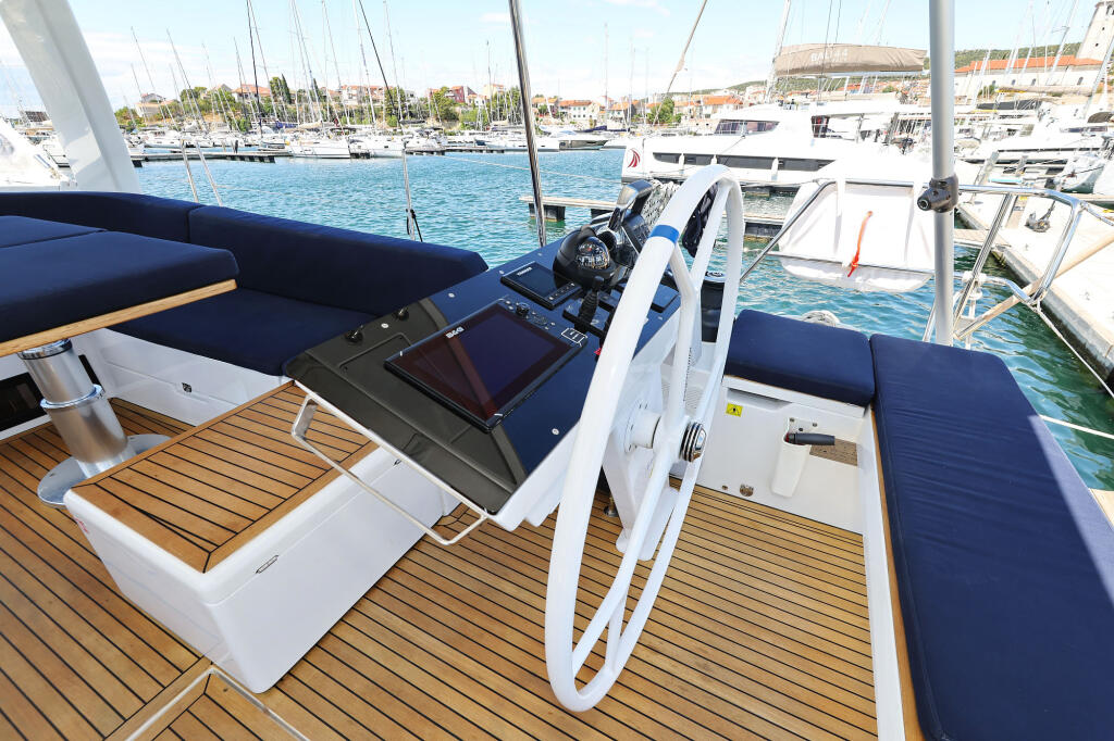 Sailing yacht 