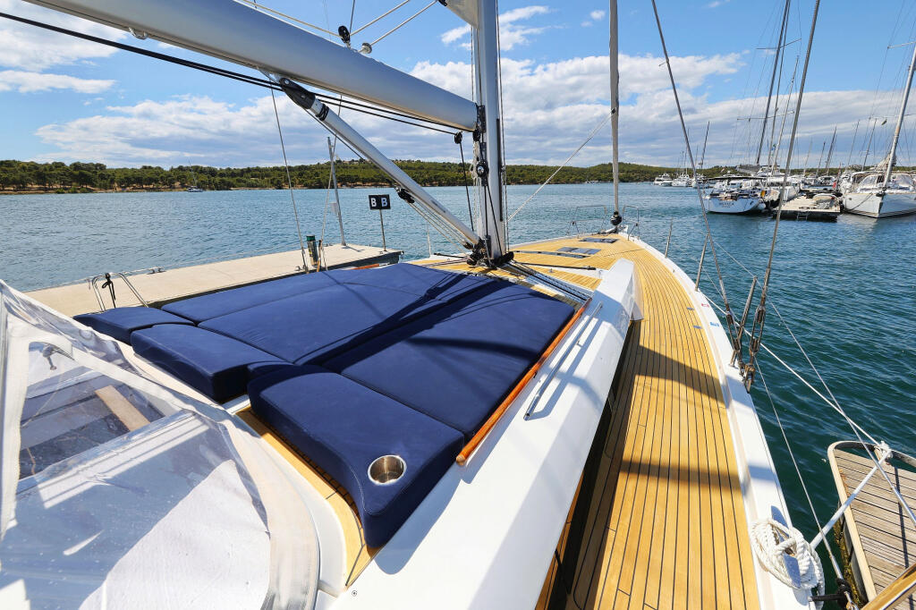 Sailing yacht 