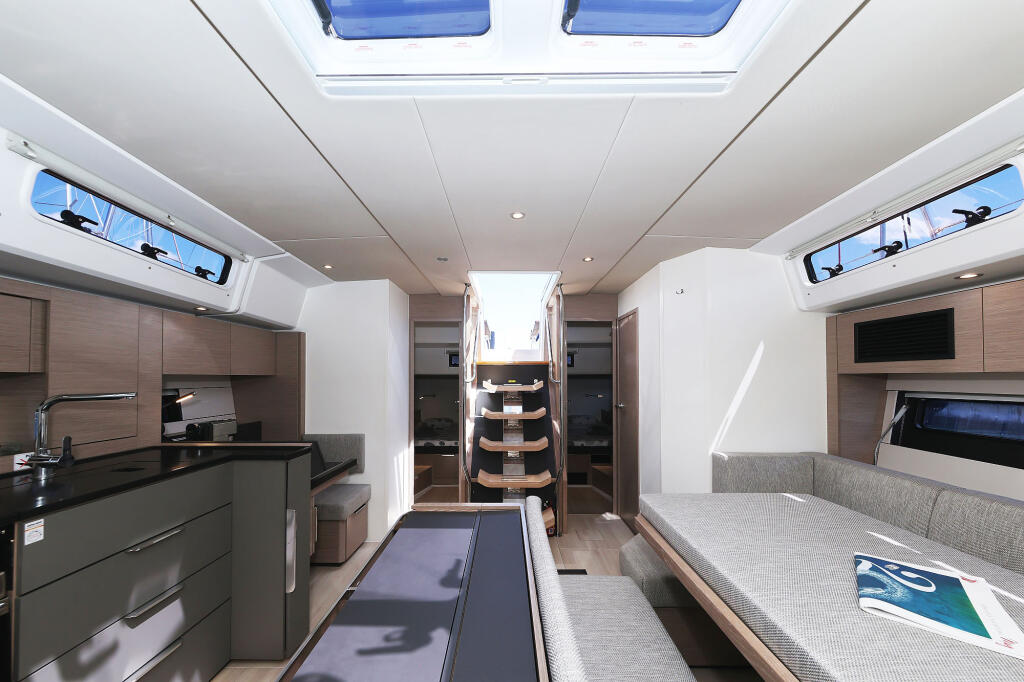 Sailing yacht 