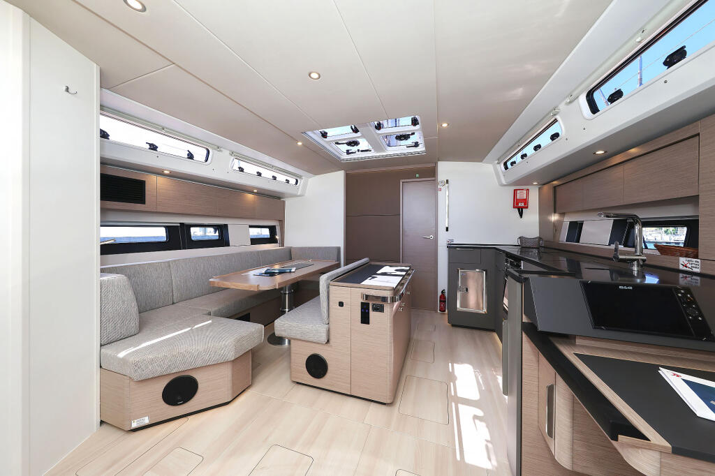 Sailing yacht 