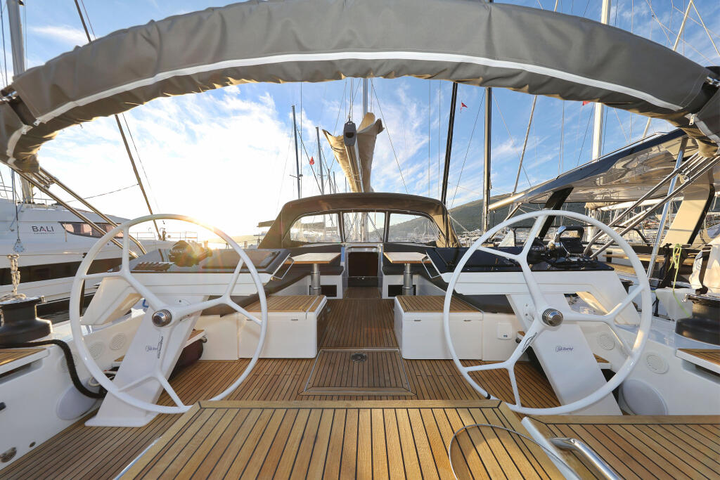 Sailing yacht 