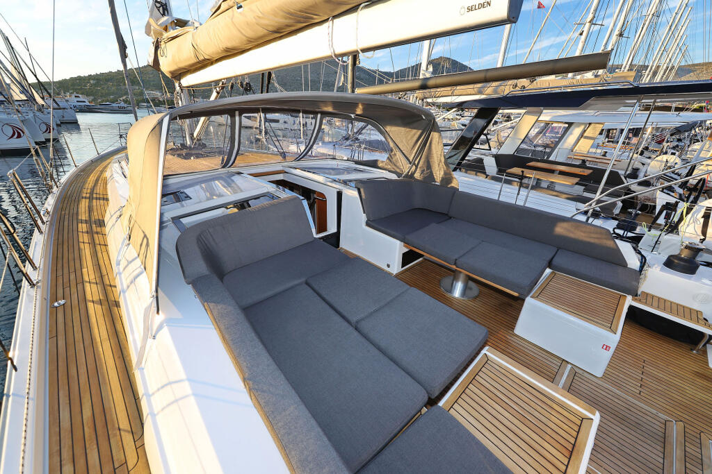 Sailing yacht 