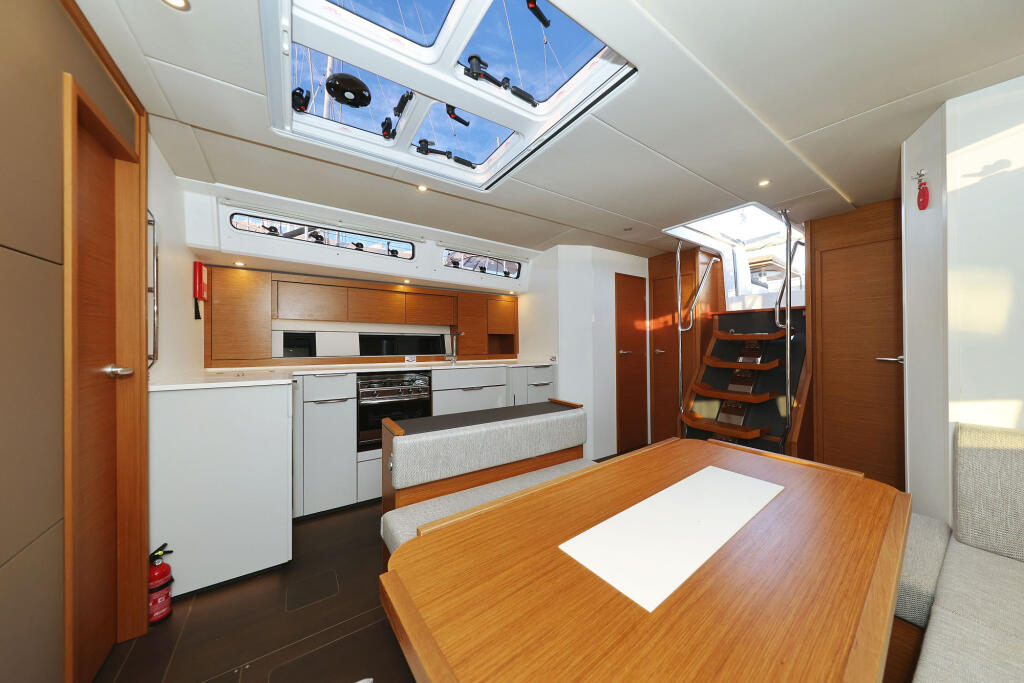 Sailing yacht 