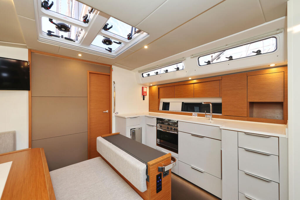 Sailing yacht 