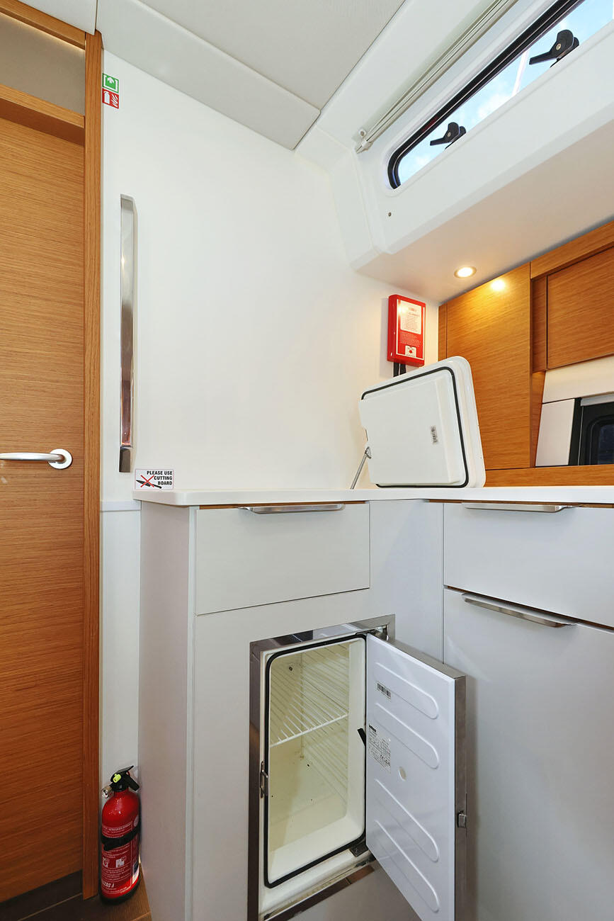 Sailing yacht 