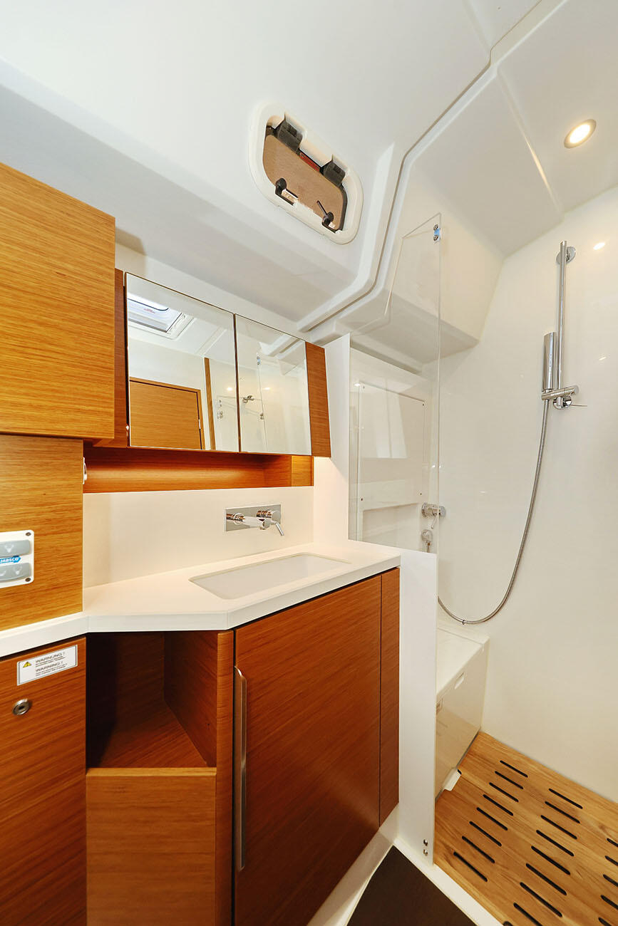 Sailing yacht 