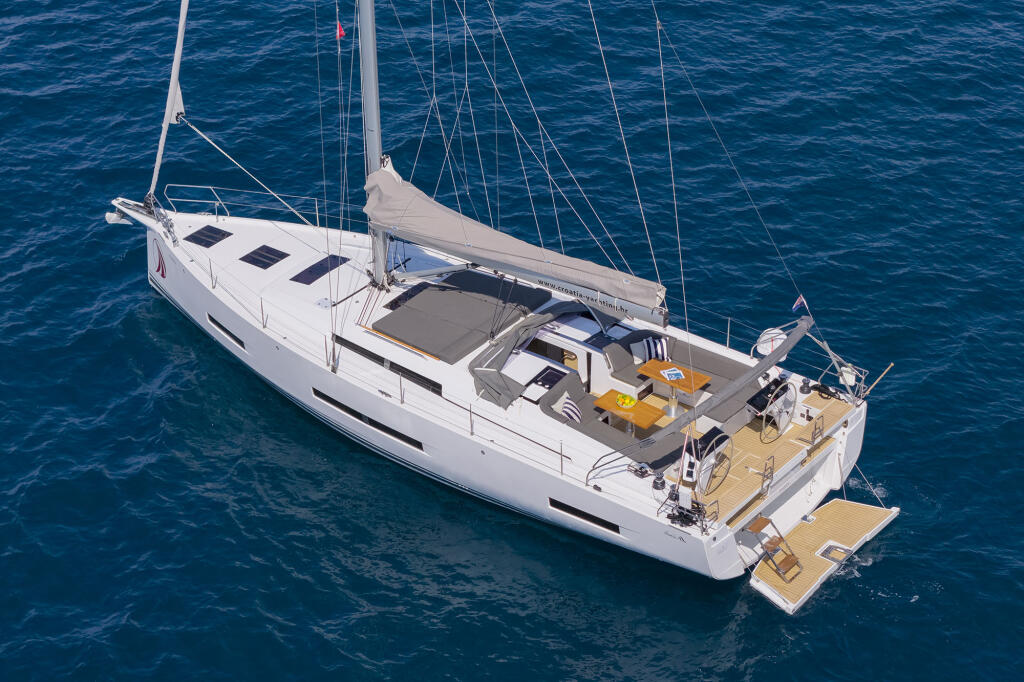 Sailing yacht 