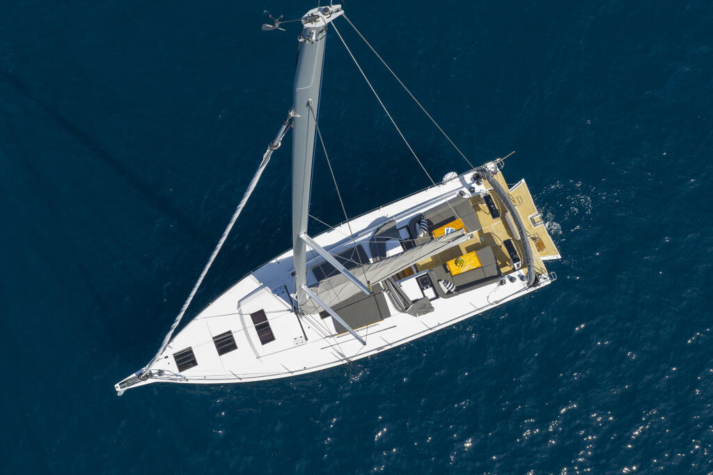 Sailing yacht 
