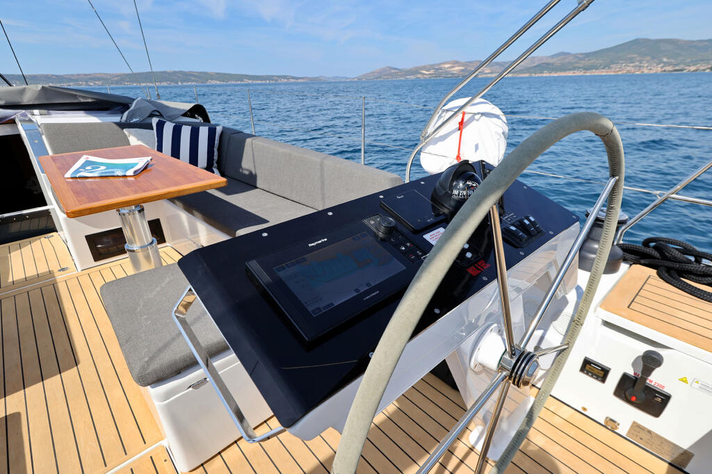 Sailing yacht 