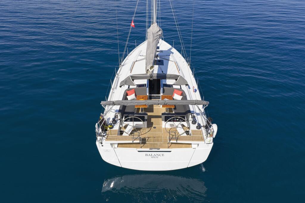 Sailing yacht 