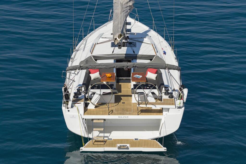 Sailing yacht 