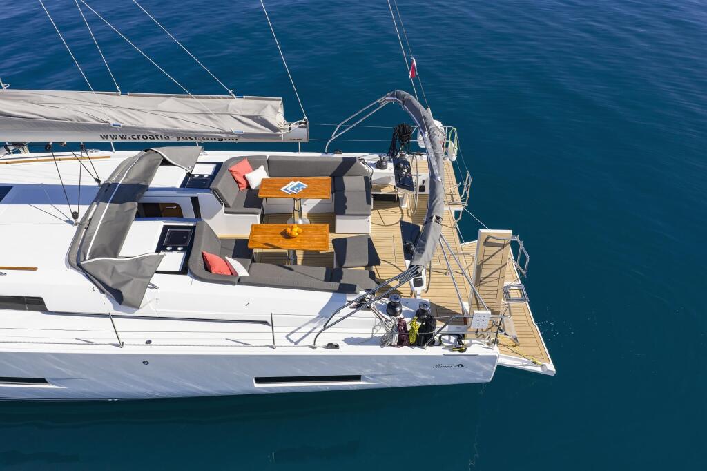 Sailing yacht 