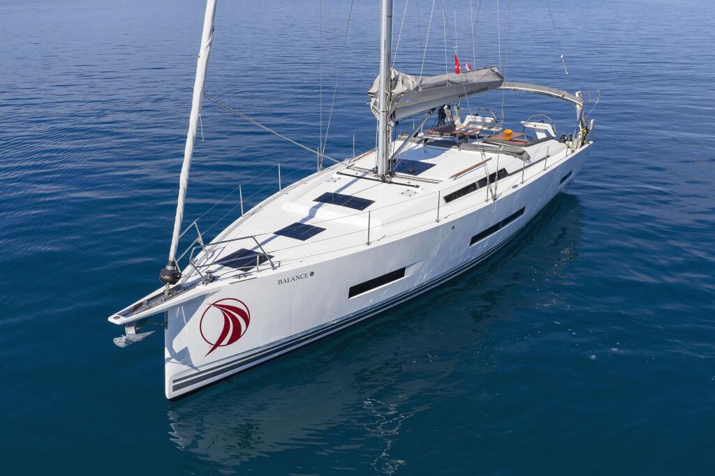 Sailing yacht 