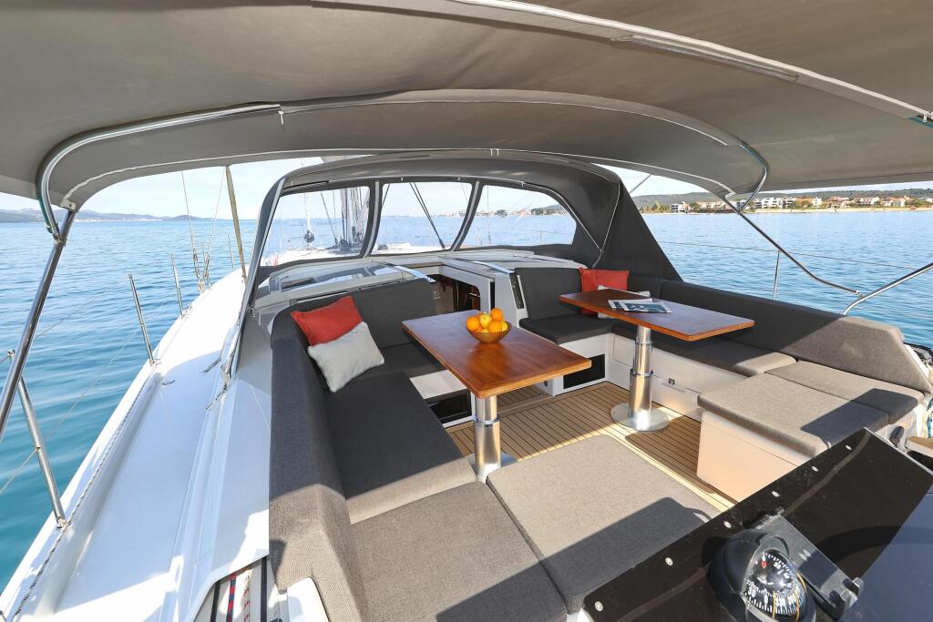 Sailing yacht 