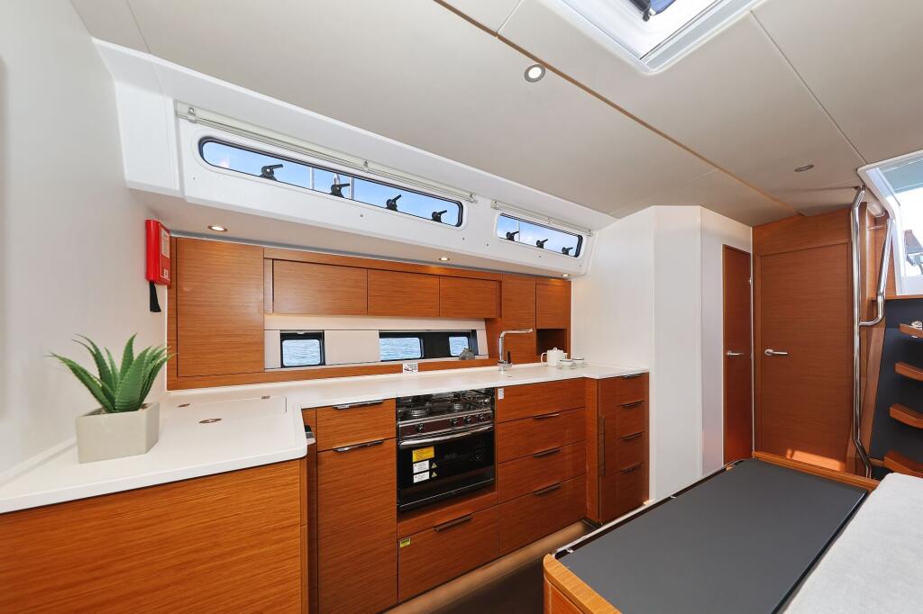 Sailing yacht 