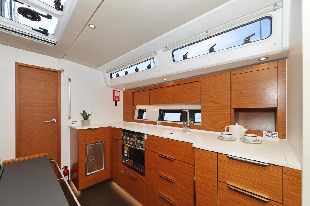 Sailing yacht 