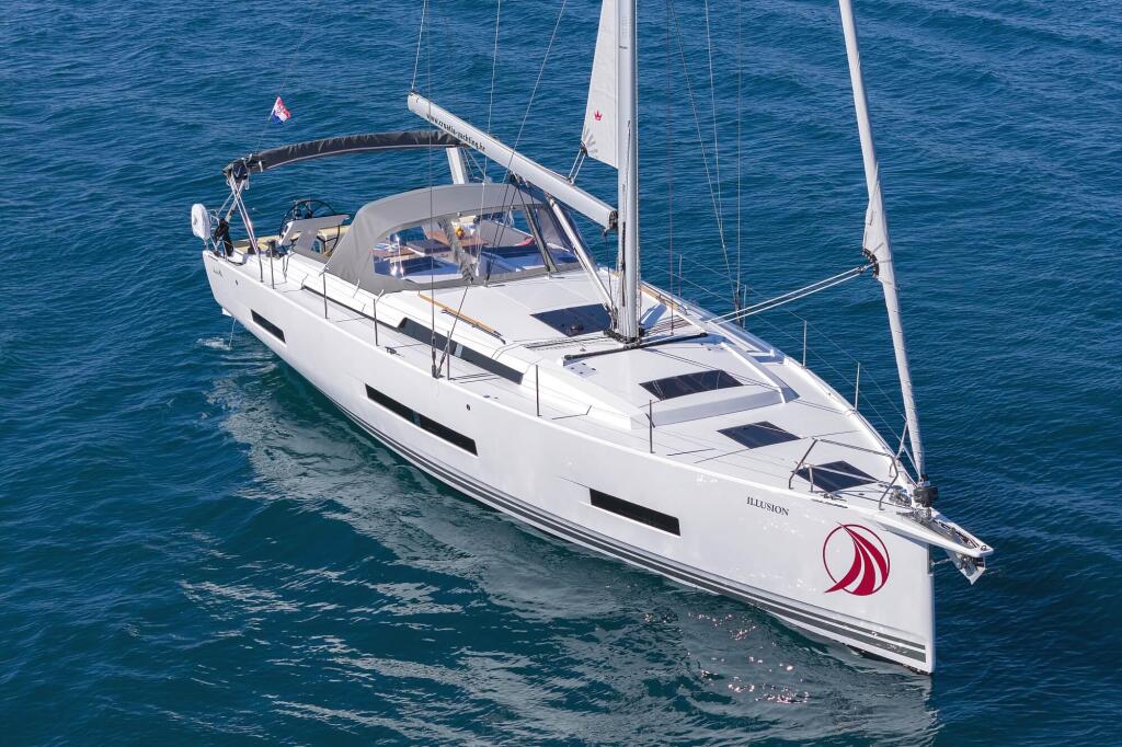 Sailing yacht 