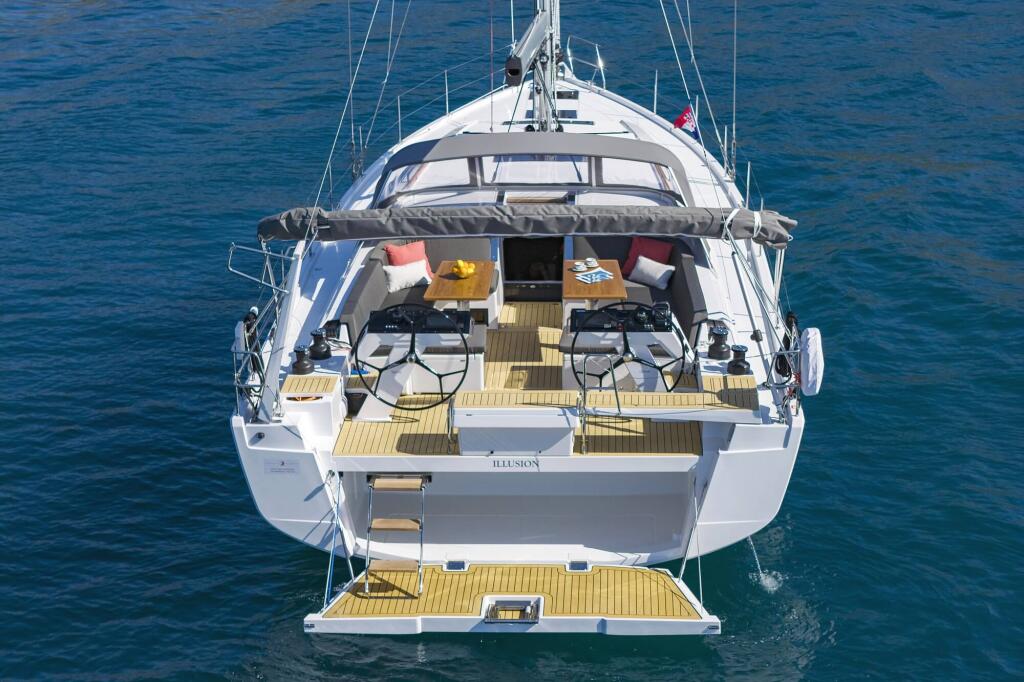 Sailing yacht 