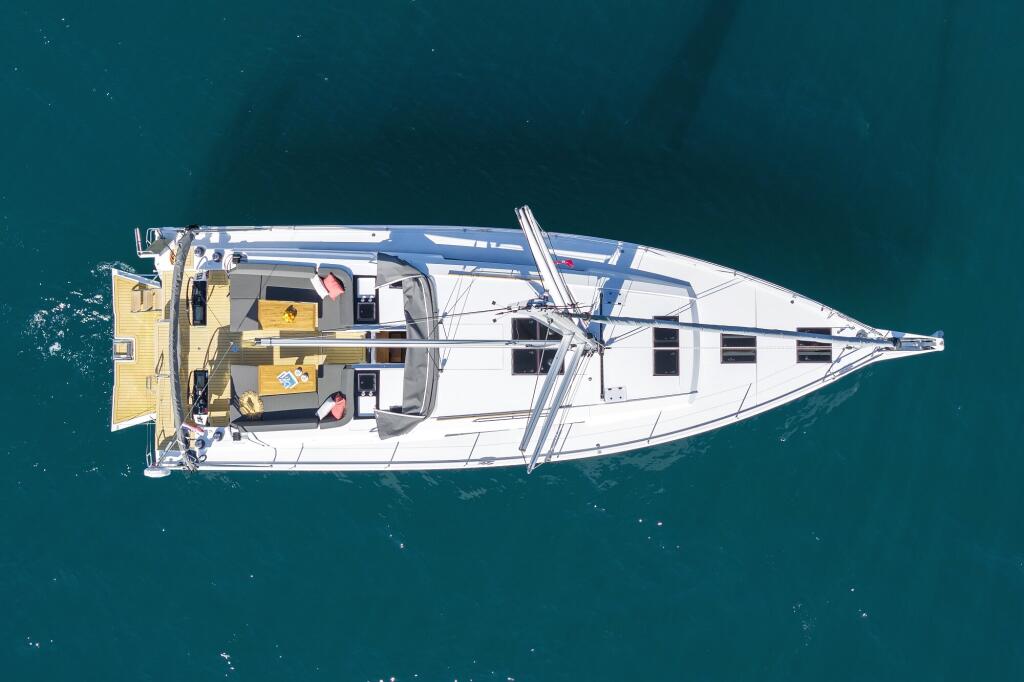 Sailing yacht 