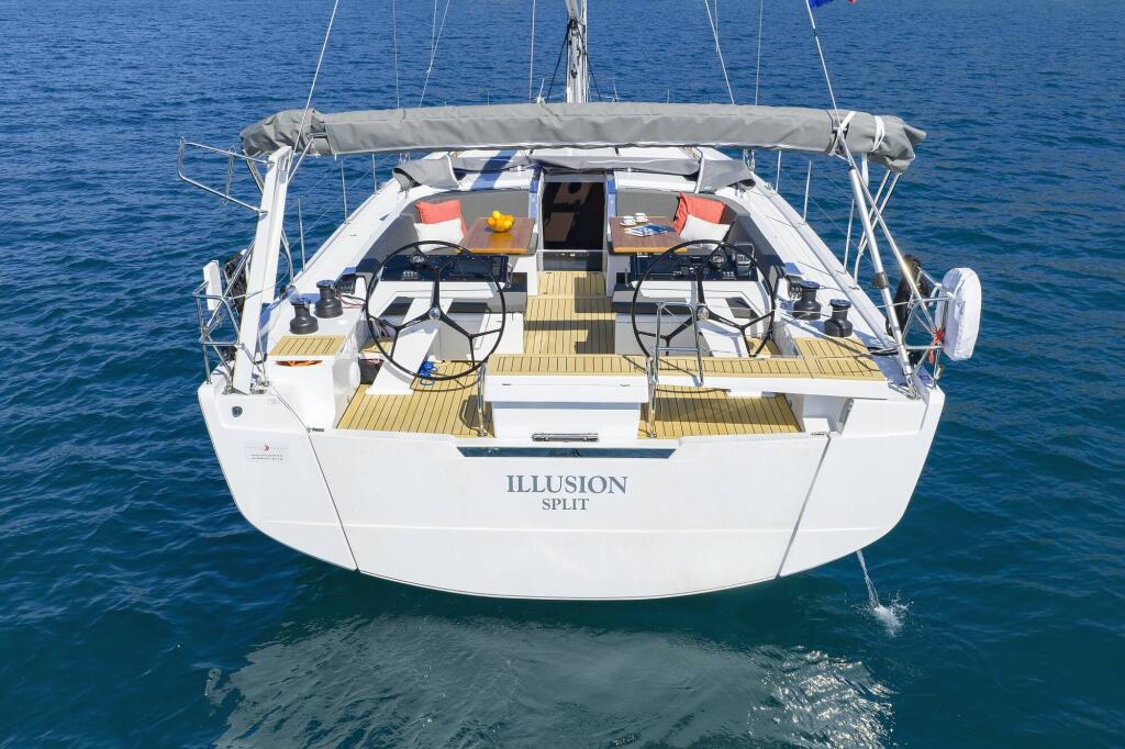 Sailing yacht 
