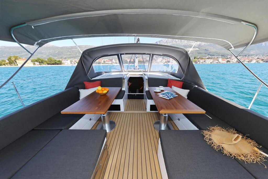 Sailing yacht 