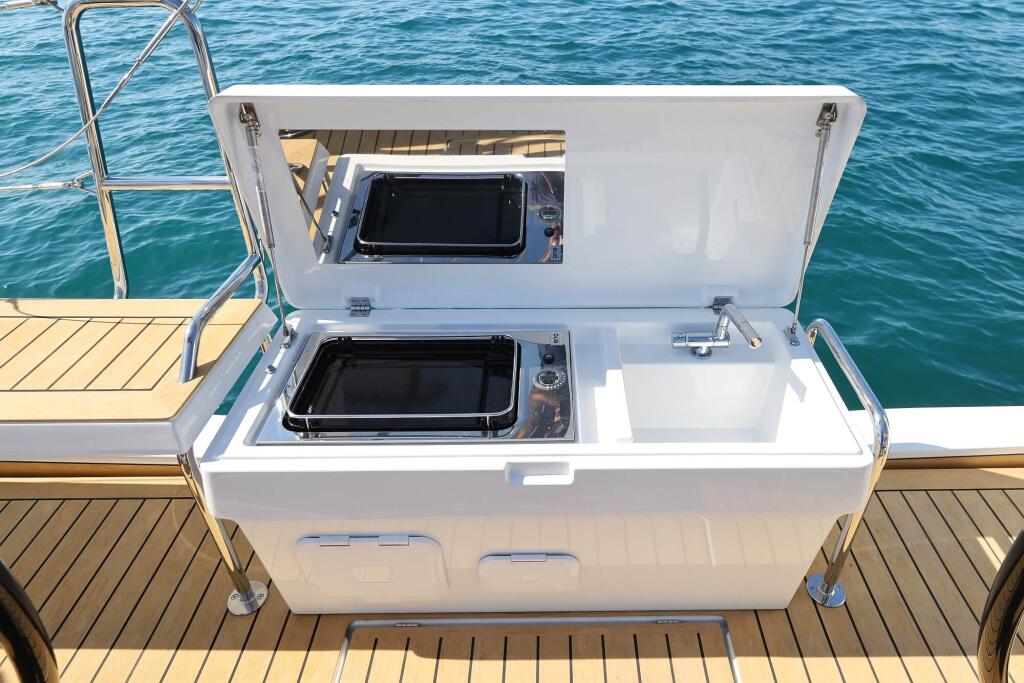 Sailing yacht 
