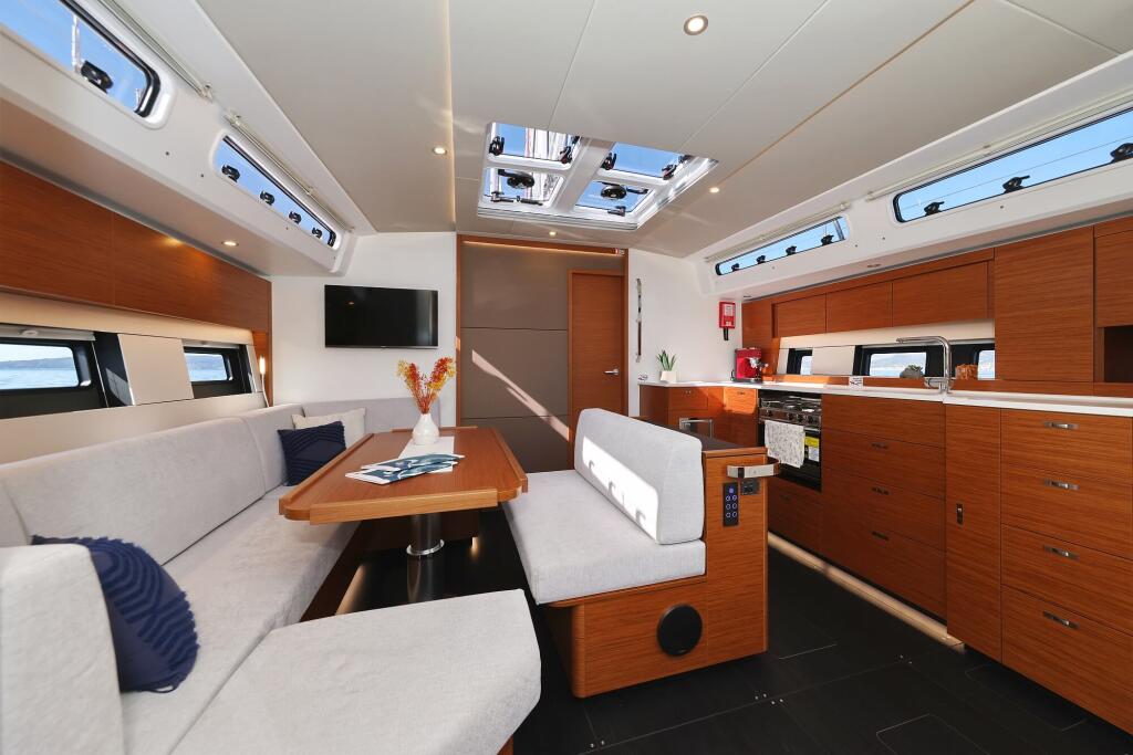 Sailing yacht 