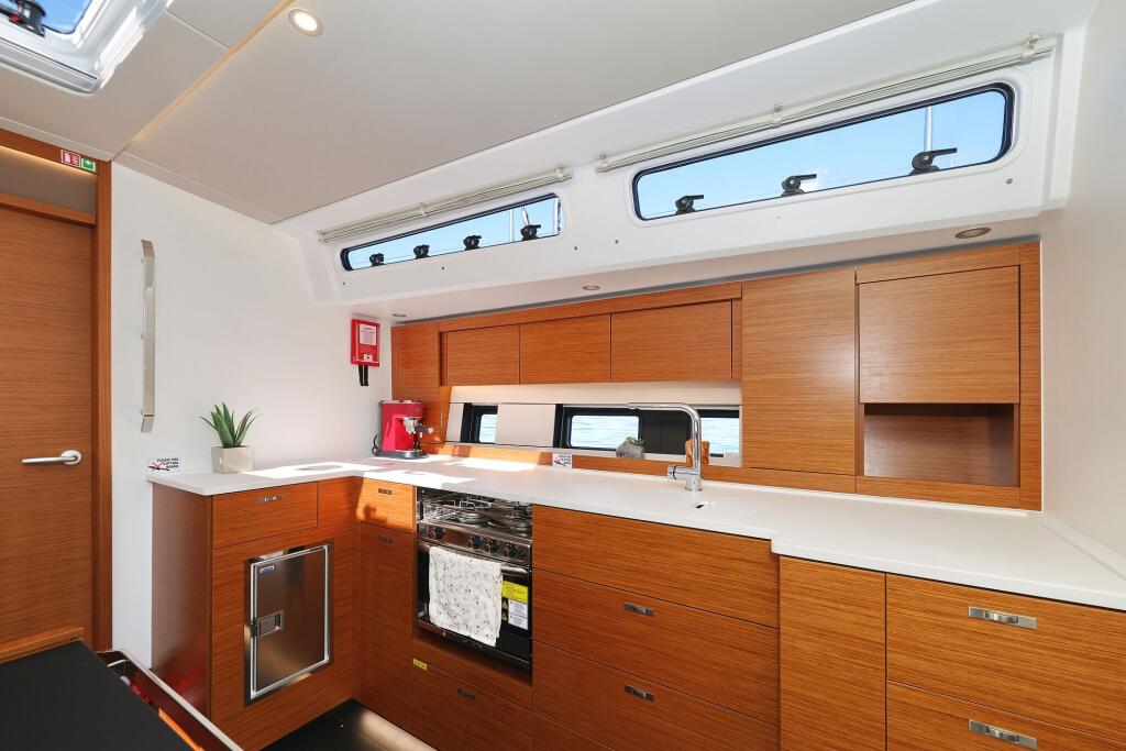 Sailing yacht 