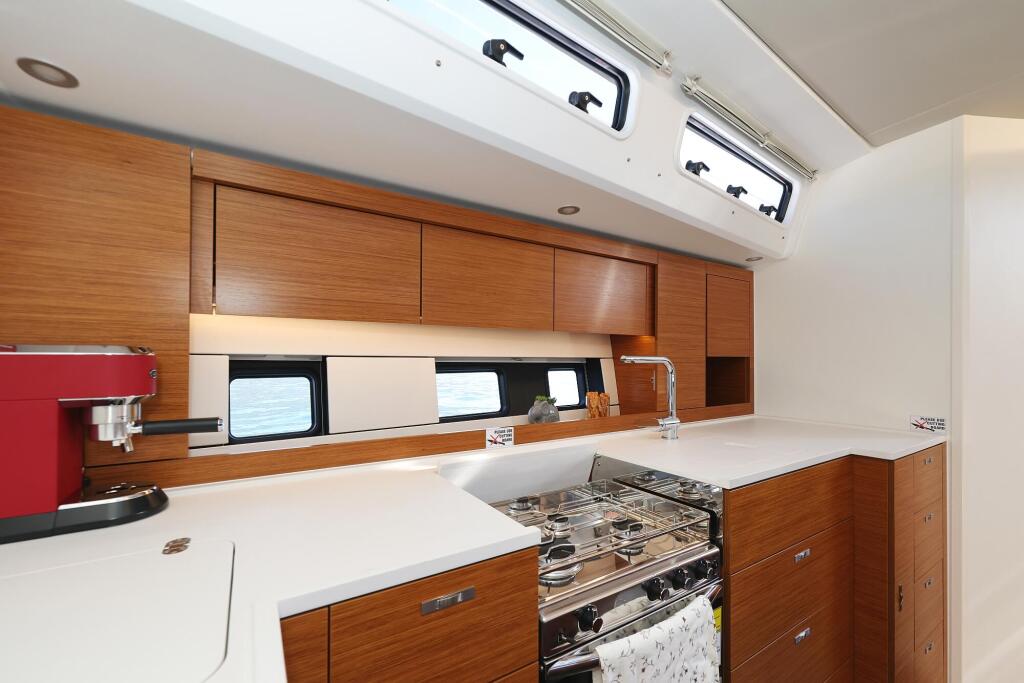 Sailing yacht 
