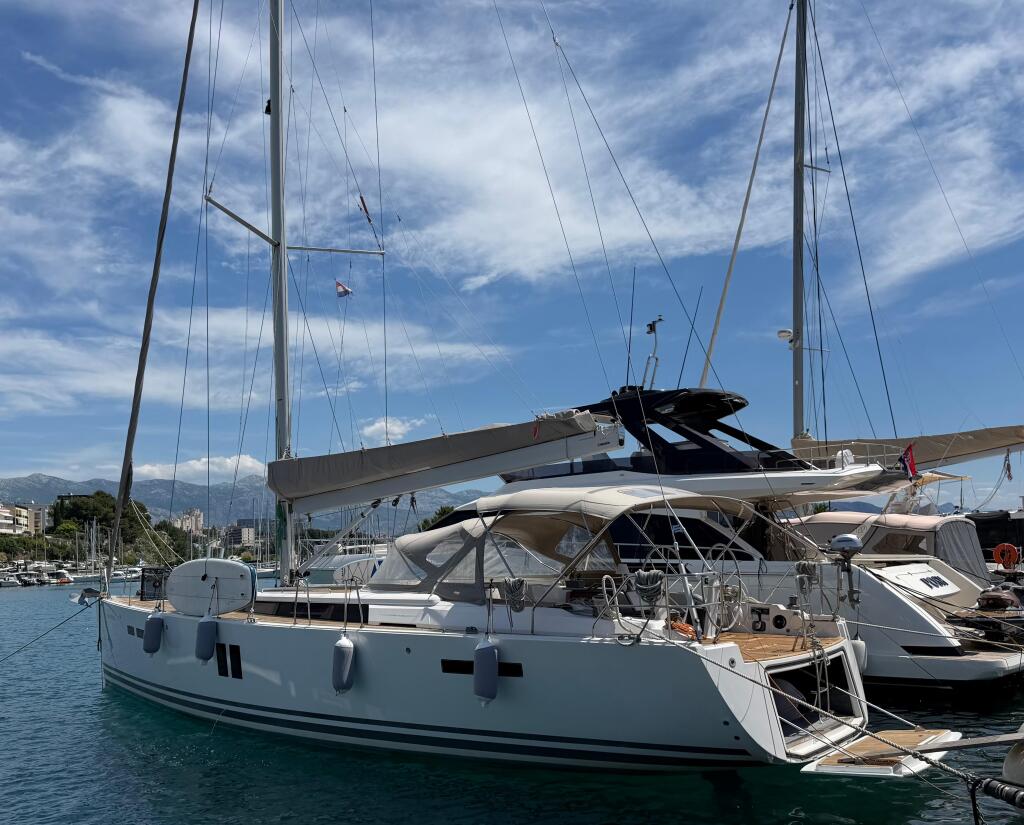 Sailing yacht 