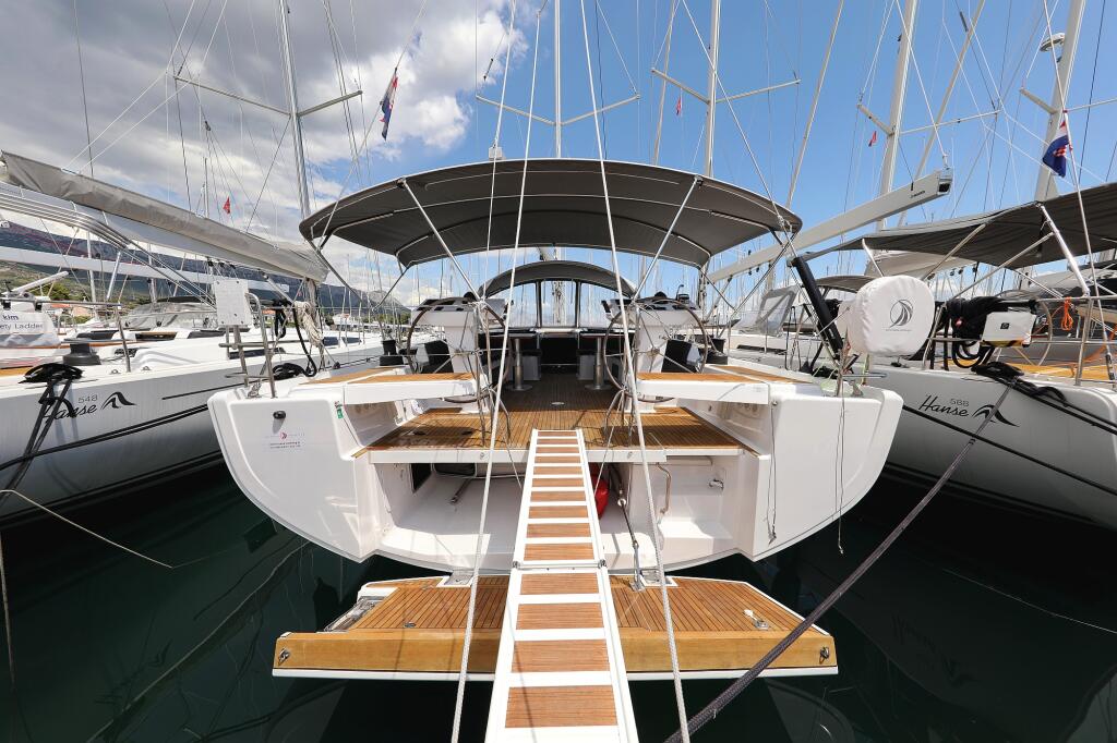 Sailing yacht 