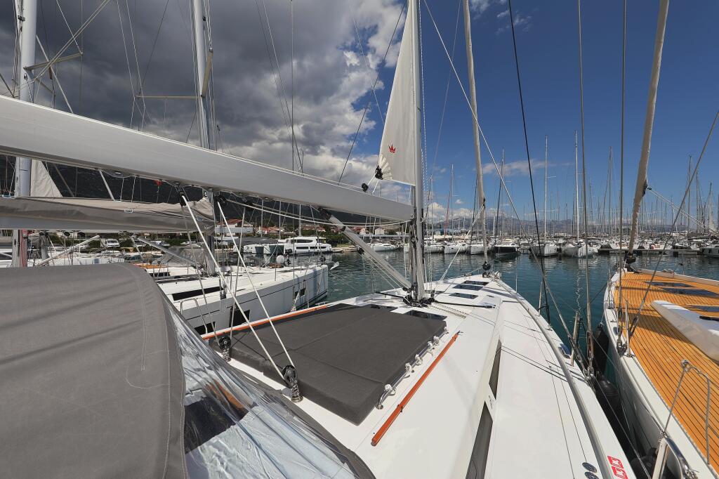 Sailing yacht 