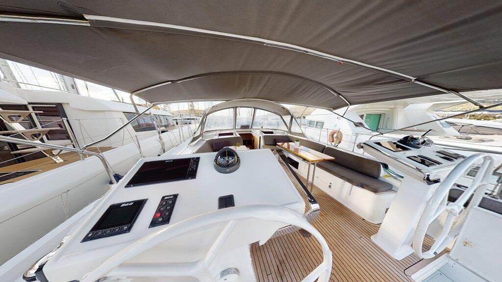 Sailing yacht 