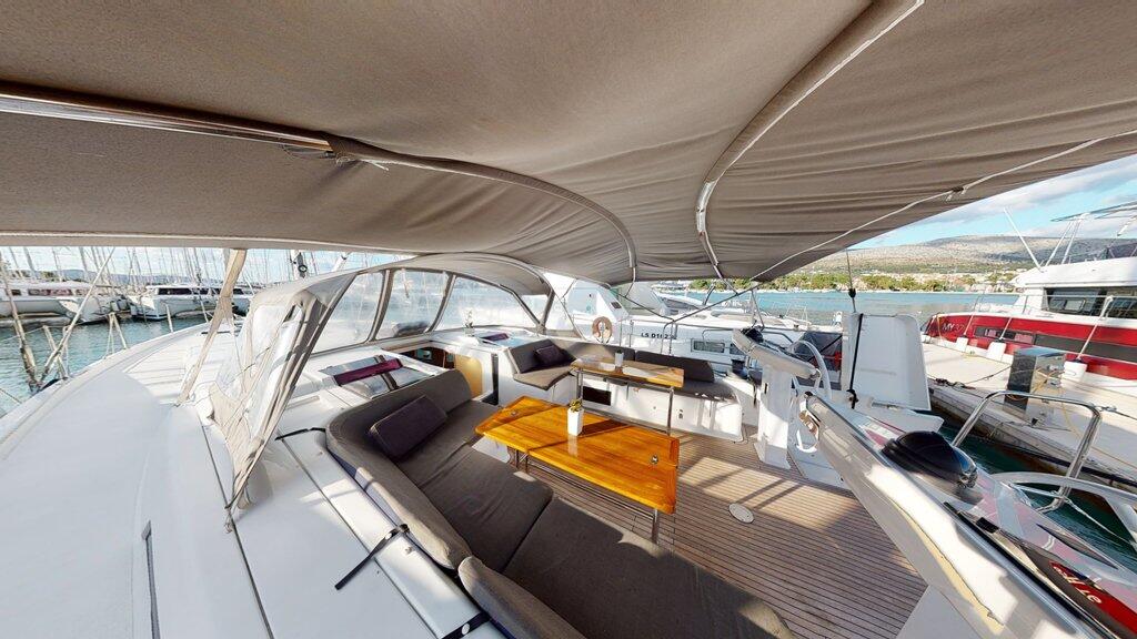 Sailing yacht 