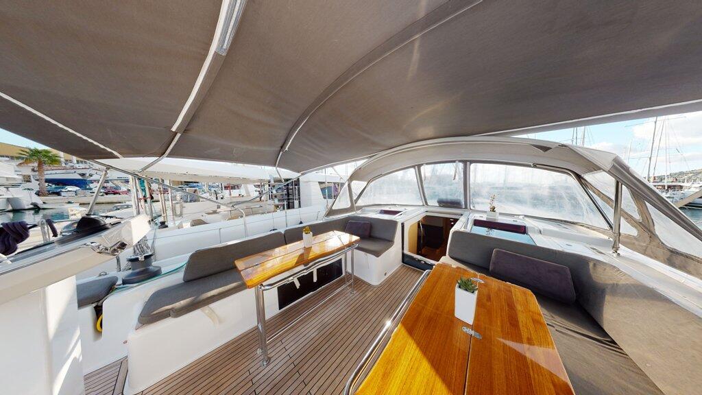 Sailing yacht 