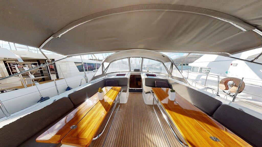 Sailing yacht 