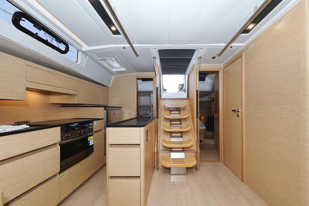 Sailing yacht 