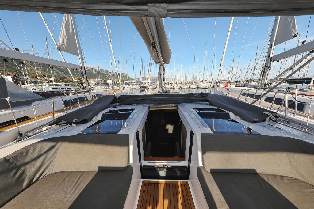 Sailing yacht 