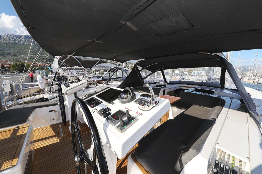 Sailing yacht 