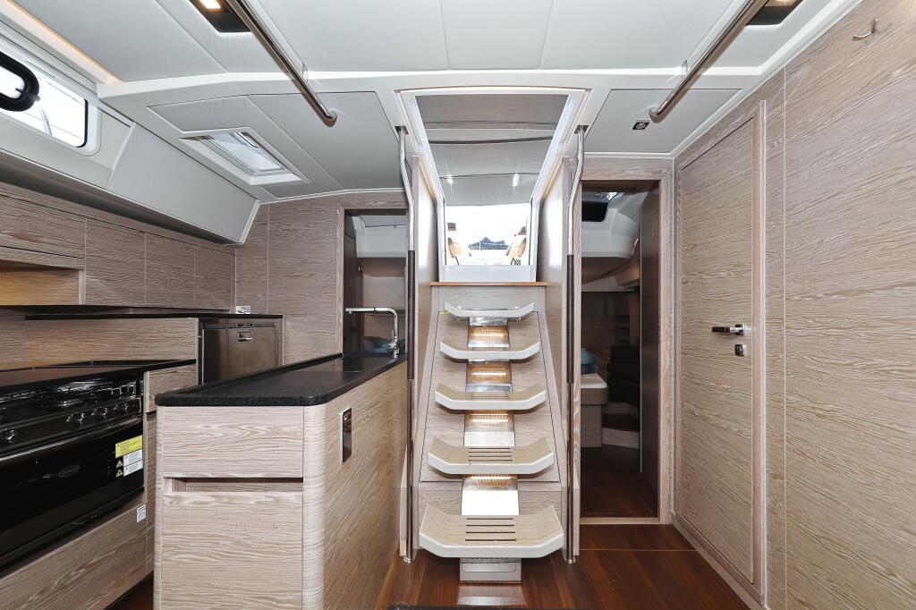 Sailing yacht 
