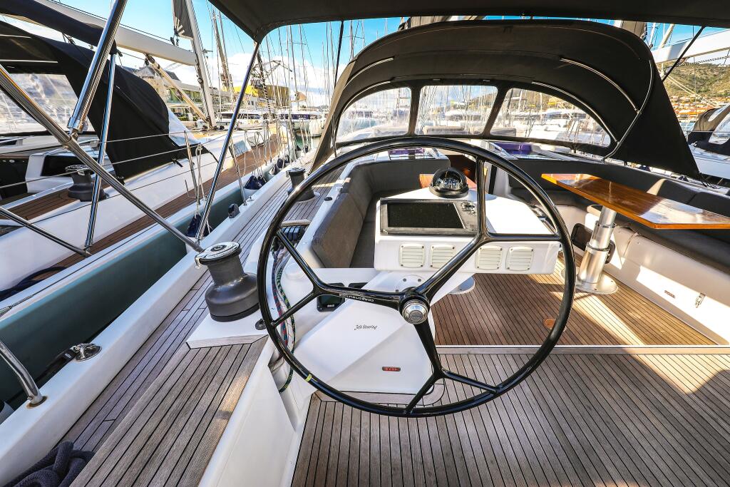 Sailing yacht 