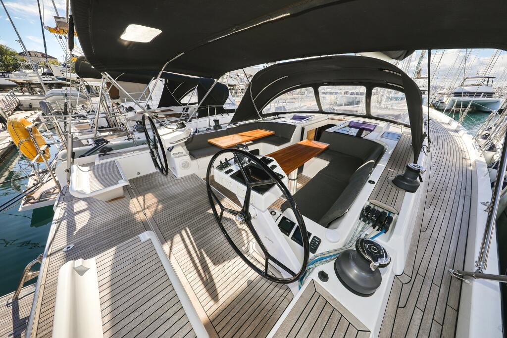 Sailing yacht 