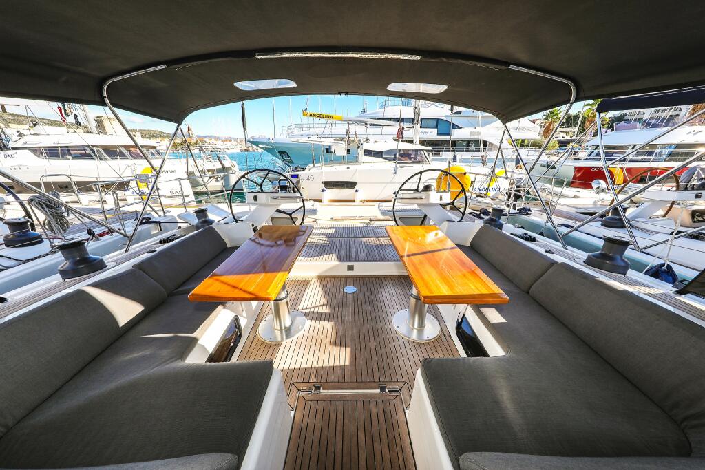 Sailing yacht 