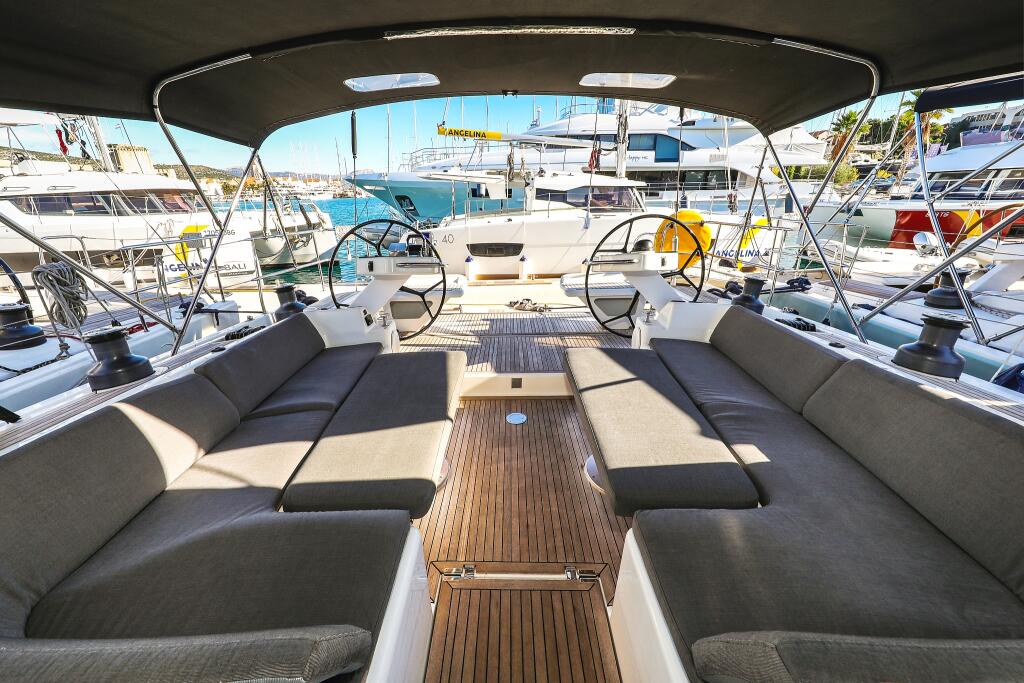 Sailing yacht 