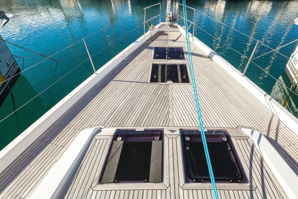 Sailing yacht 