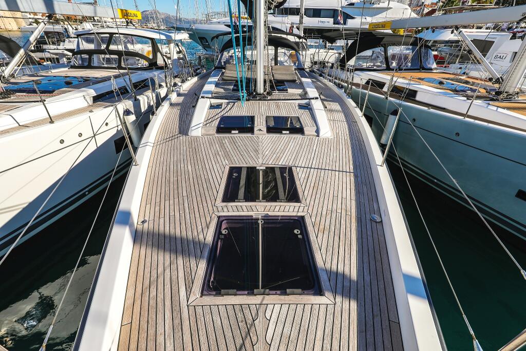 Sailing yacht 