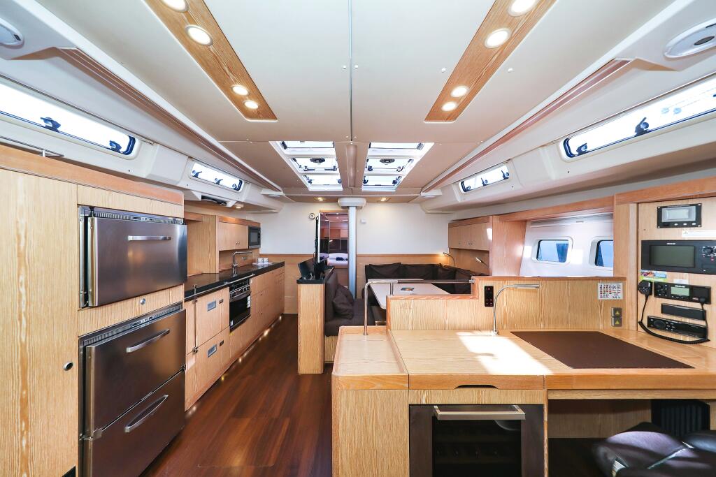 Sailing yacht 