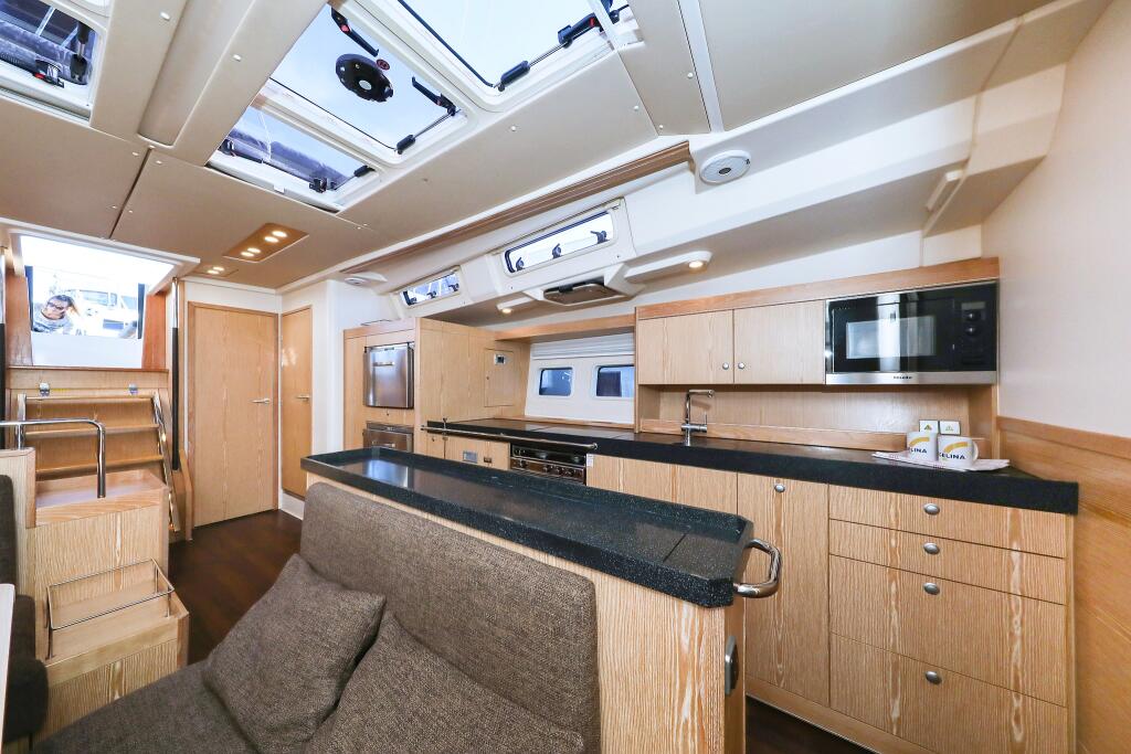 Sailing yacht 